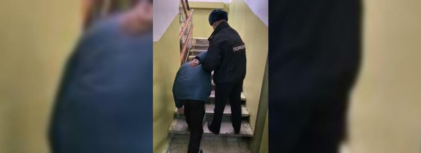 В Екатеринбурге рецидивист с ножницами напал на следователя во время допроса