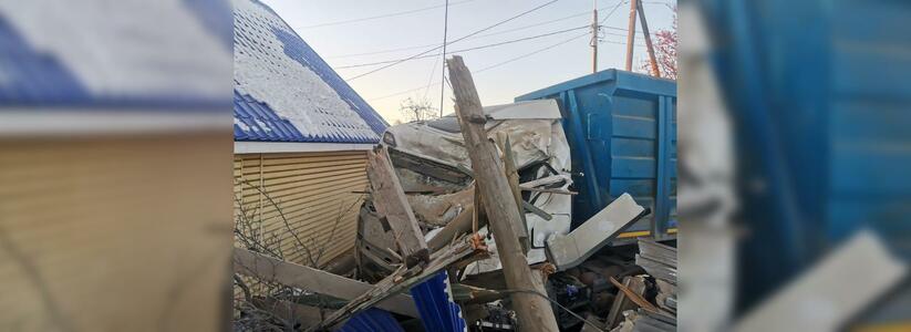 В Свердловской области грузовик протаранил частный дом