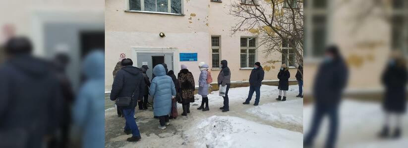 "Стояло не меньше 150 человек": екатеринбуржцы второй день подряд штурмуют больницы