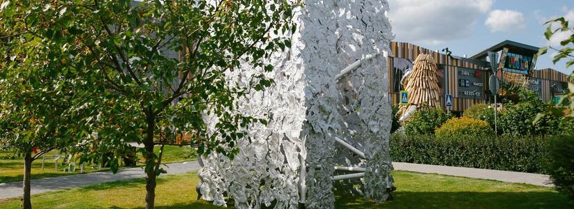 В Екатеринбурге появился арт-объект из 7000 алюминиевых банок