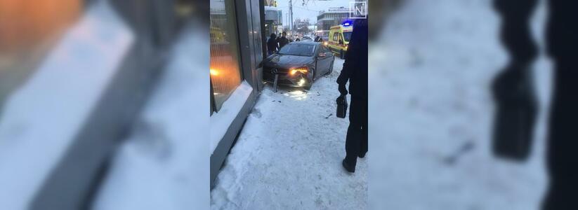 В Екатеринбурге врезавшаяся в остановку иномарка задавила 29-летнюю девушку