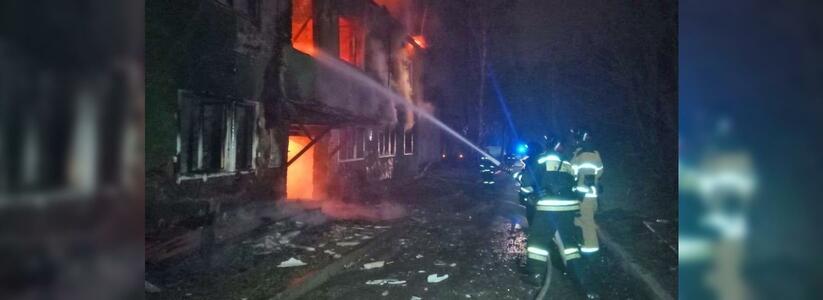 На Эльмаше сгорел очередной двухэтажный барак