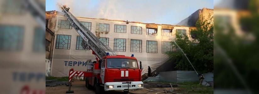 Эвакуировали 23 человека: на Уралмаше сгорела часть Екатеринбургской академии современного искусства