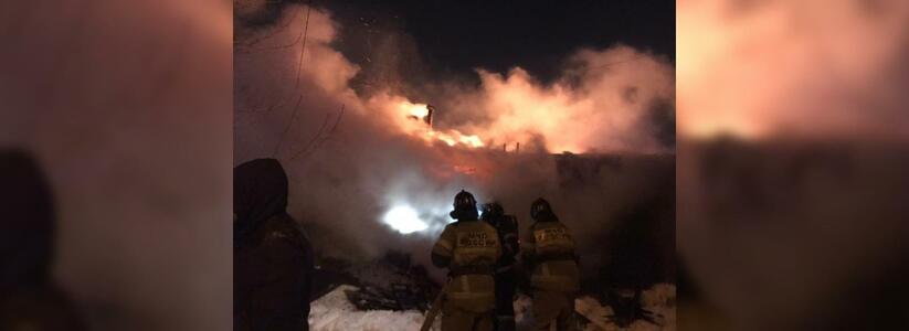 В Екатеринбурге из горящего дома на ВИЗе спасли 78-летнего мужчину