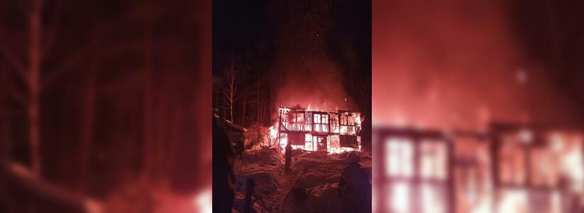 В Екатеринбурге полностью сгорел садовый дом площадью 70 кв. метров