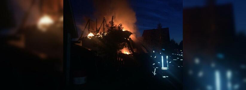 Ночью в Екатеринбурге полностью сгорели две дачи и машина