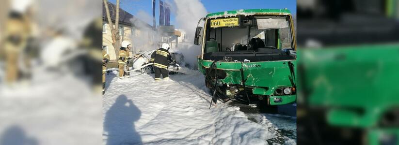 В Екатеринбурге после лобового столкновения загорелись такси и автобус