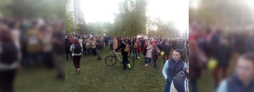 Ургант и BBC: протест в сквере у Драмы вышел за пределы Екатеринбурга