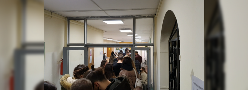 На екатеринбургских избирательных участках уже с утра образовались гигантские очереди