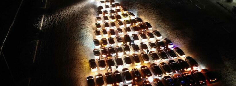 В Екатеринбурге построили новогоднюю автоелку из 101 машины