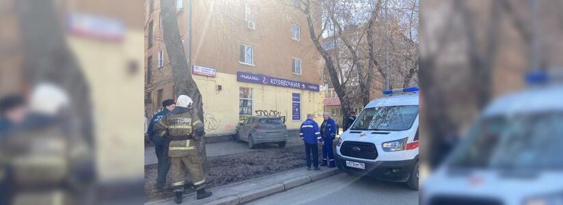 "Двое пострадавших": в Екатеринбурге иномарка врезалась в дом