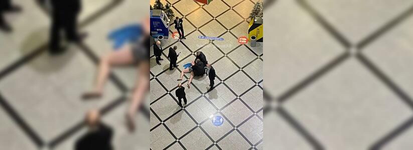 В торговом центре Екатеринбурга задержали мужчину в одних трусах: видео