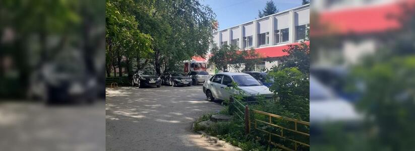 На улицу выбежали двое сотрудников магазина: в Екатеринбурге загорелась "Пятерочка"