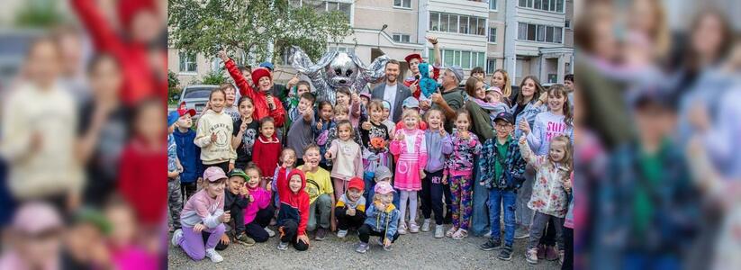 Жители Екатеринбурга нашли способ отремонтировать двор, где были опасные для детей конструкции