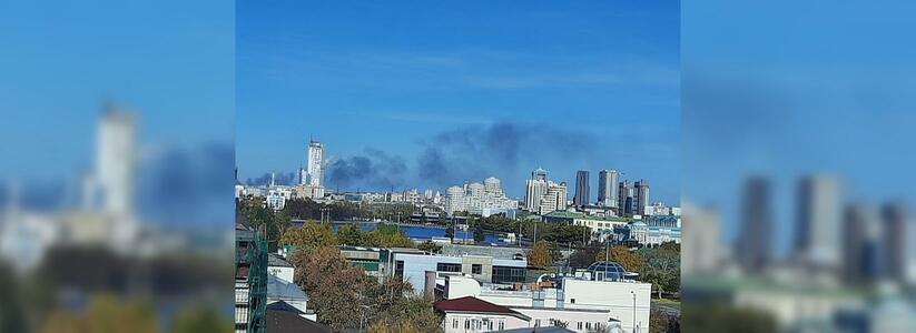 Дым видно из центра: в Екатеринбурге на площади 130 кв. метров горят гаражи