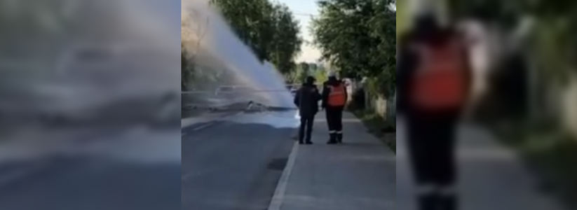 В Екатеринбурге на Волгоградской из-за опрессовок прорвало трубу