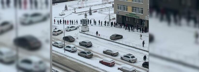 В Екатеринбургских поликлиниках выстроились очереди за справками в детсады
