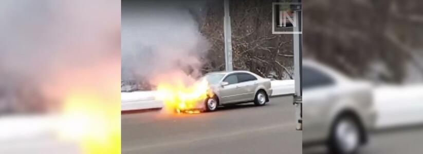 В Екатеринбурге на ходу загорелся автомобиль