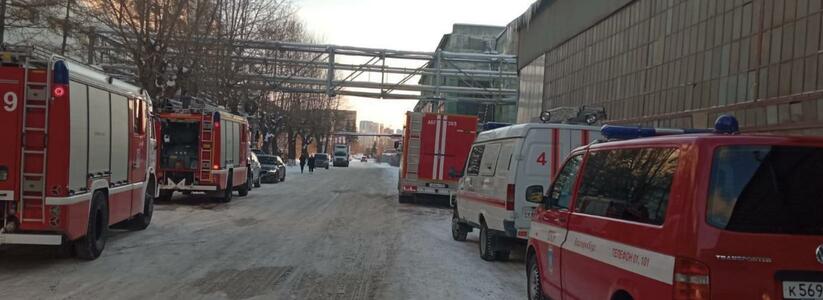 В Екатеринбурге из-за пожара вблизи завода эвакуировали 100 человек
