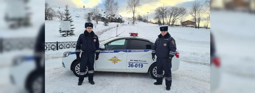 Уральские полицейские помогли семье, застрявшей ночью на трассе из-за сломанной машины