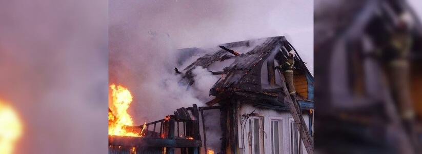 Уральский огнеборец в нерабочее время спас женщину из горящего дома