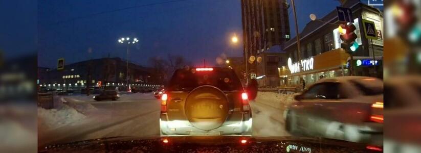 В Екатеринбурге Ford Focus сбил перебегавшего дорогу на красный 31-летнего пешехода