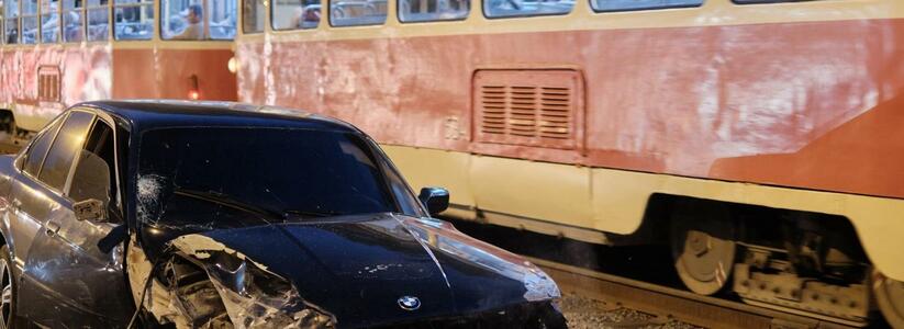 В центре Екатеринбурга автомобиль вылетел на трамвайные пути:  видео