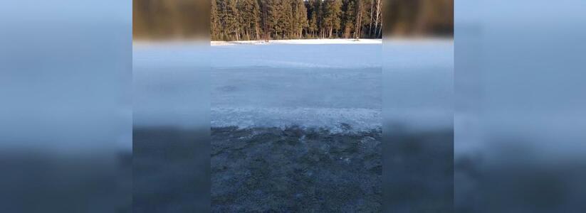 В Екатеринбурге засыпали песком каток, где занимаются дети-хоккеисты