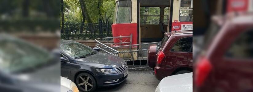 В центре Екатеринбурга трамвай сошёл с рельсов