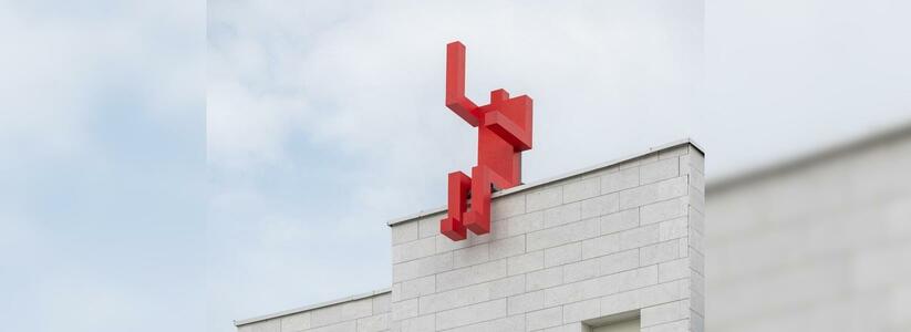На крыше екатеринбургского ТЮЗа поселился «красный человек»