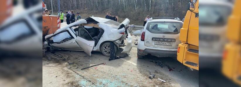 На Челябинском тракте столкнулись два автомобиля, грузовик и спецтехника