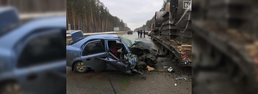 На Челябинском тракте Chevrolet врезался в грузовик: четверо пострадали