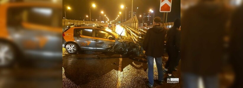 Автомобиль каршеринга разбился всмятку на Московской