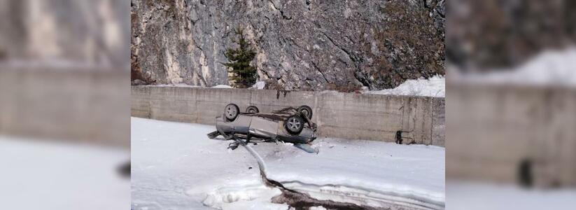 В Североуральске машина упала со скалы на замерзшую реку