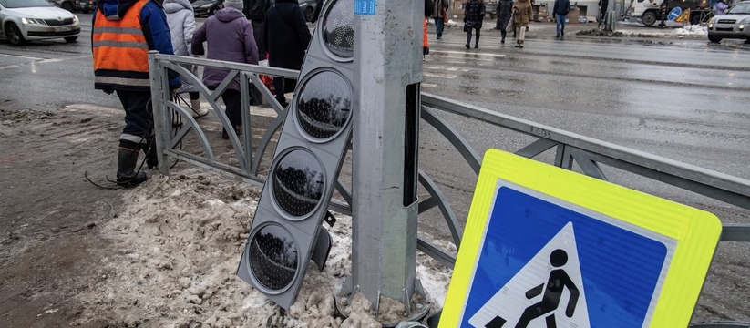 Авария возле горбольницы №6 в Екатеринбурге: иномарка вылетела на тротуар, пострадали пешеходы