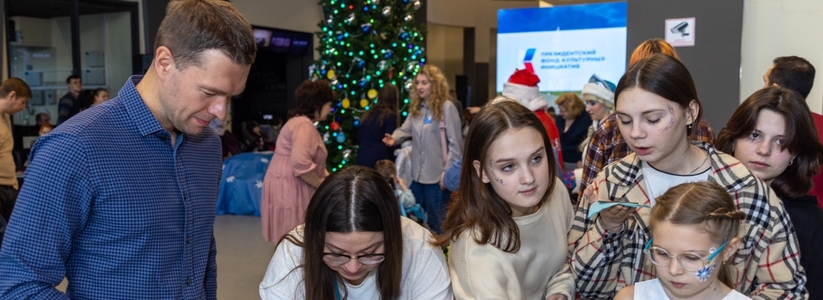 Екатеринбургские депутаты провели новогоднее представление для пациентов детского хосписа