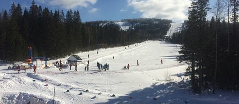 По снежным склонам: где можно покататься на лыжах в Свердловской области 
