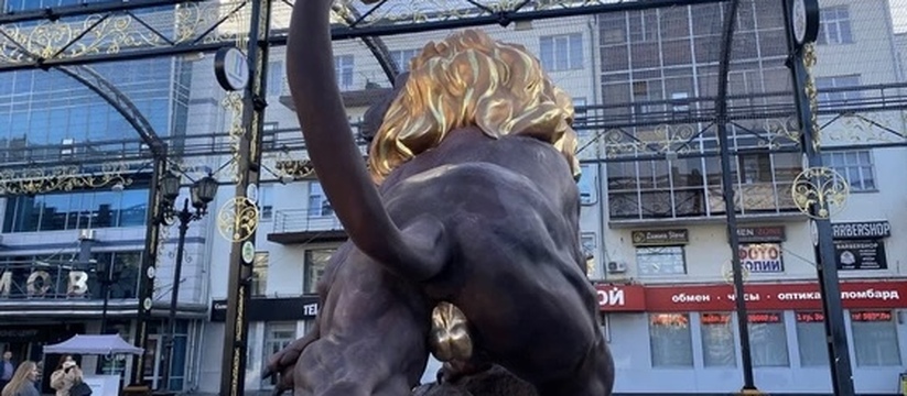 С золотыми яйцами: в Екатеринбурге появился новый монумент
