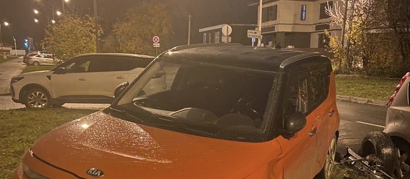 Снесла на ходу припаркованные авто:  под Екатеринбургом пьяная дама на Infiniti  устроила массовую аварию