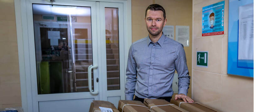 Глава медфракции в гордуме Алексей Вихарев передал наркологической больнице новое оборудование