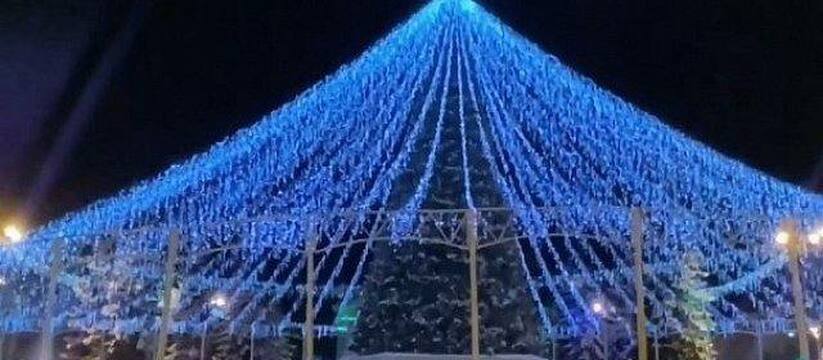 Новогодняя сказка ожила: в центре Нижнего Тагила открыли ледовый городок
