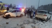 Лобовое на Полевском тракте: «Ниссан» вылетел на «встречку» — один погиб, четверо в больнице