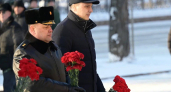 В Екатеринбурге в День защитника Отечества возложили цветы к памятнику Жукову