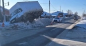 В Алапаевске столкнулись грузовик и Toyota Verso: пострадали водители и пассажирка