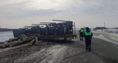 Груженый лесовоз перевернулся в кювете на свердловской трассе: есть пострадавшие