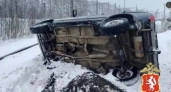 На Урале снегоуборочная машина столкнулась с легковушкой на ж/д переезде