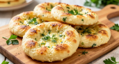 Весенние лепёшки на кефире с зеленью и сыром: просто, быстро и очень вкусно