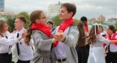 240 пар исполнили «Вальс Победы» в Историческом сквере Екатеринбурга