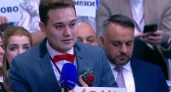 Красная бабочка и табличка: екатеринбуржец, позвавший девушку замуж при Путине, назвал дату свадьбы