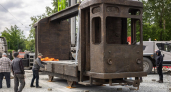 300-килограммовая скульптура и 10-тонный вагон: в Екатеринбурге монтируют памятник Балабанову